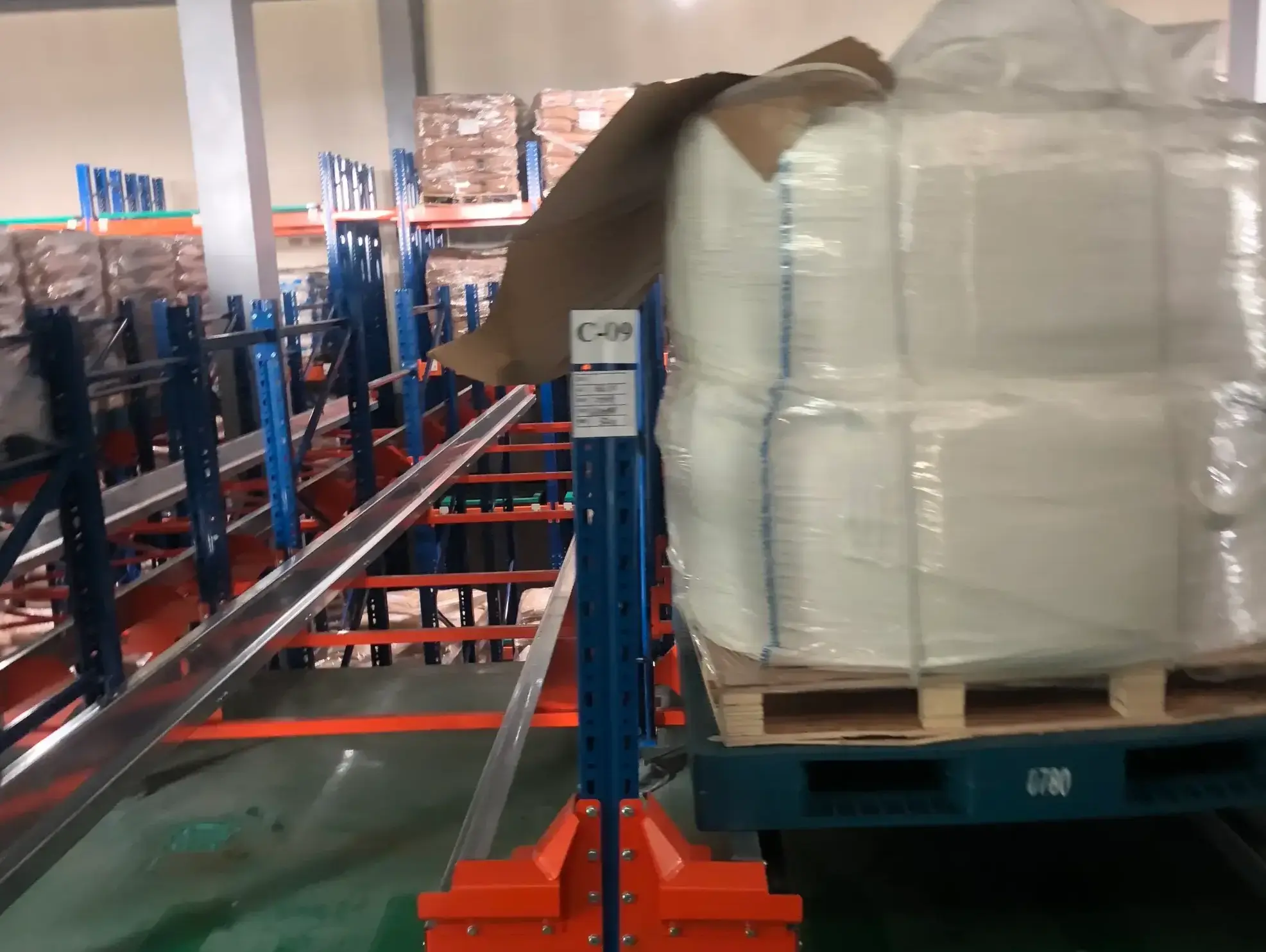 生技製造｜梭車搭配後推式料架