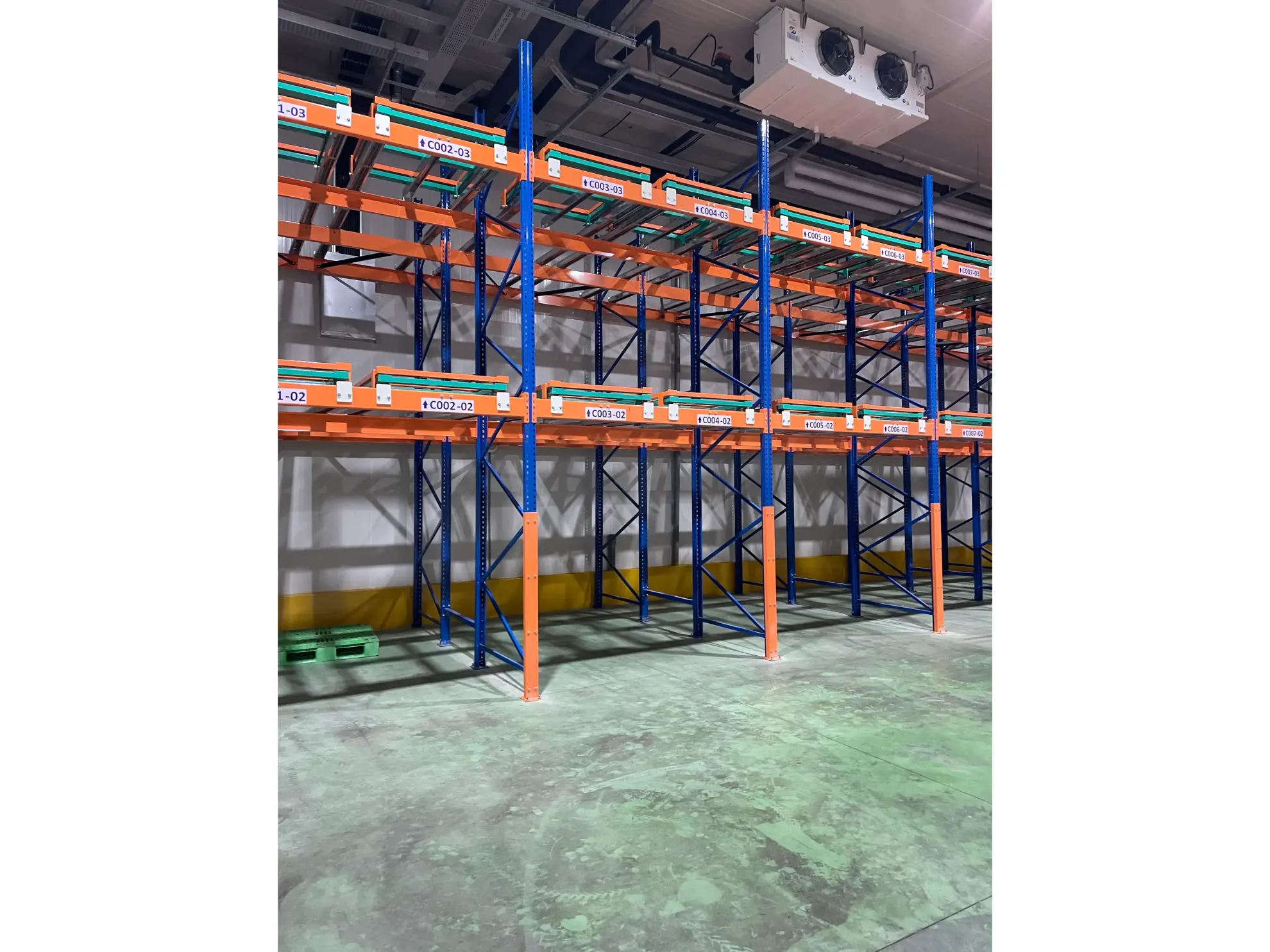 冷鏈物流|後推式料架x冷凍倉搭配堆高機