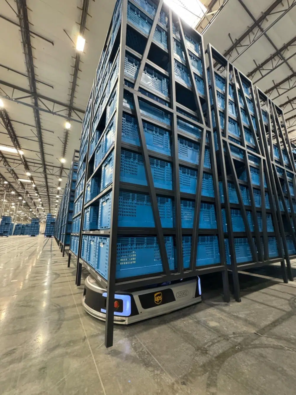 UPS｜貨架型AMR導入